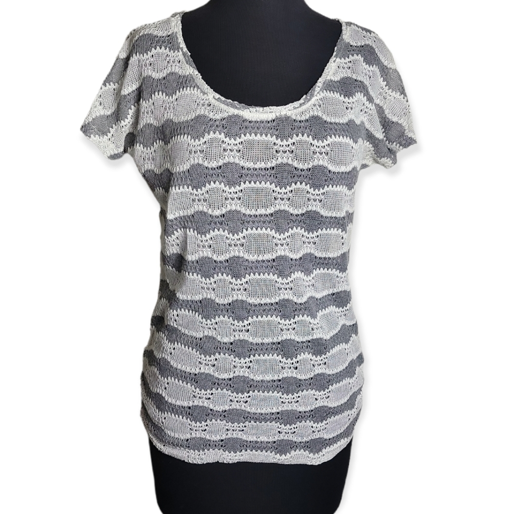 Maurices gray white eyelet lace scoop neck top women's medium short Sleeve